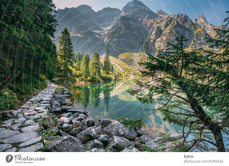 Tatra-Nationalpark, Polen. Kleine Berge See Zabie Oko oder Male Morskie Oko im Sommer Morgen. Fünf-Seen-Tal. Schöne landschaftliche Aussicht. Europäische Natur