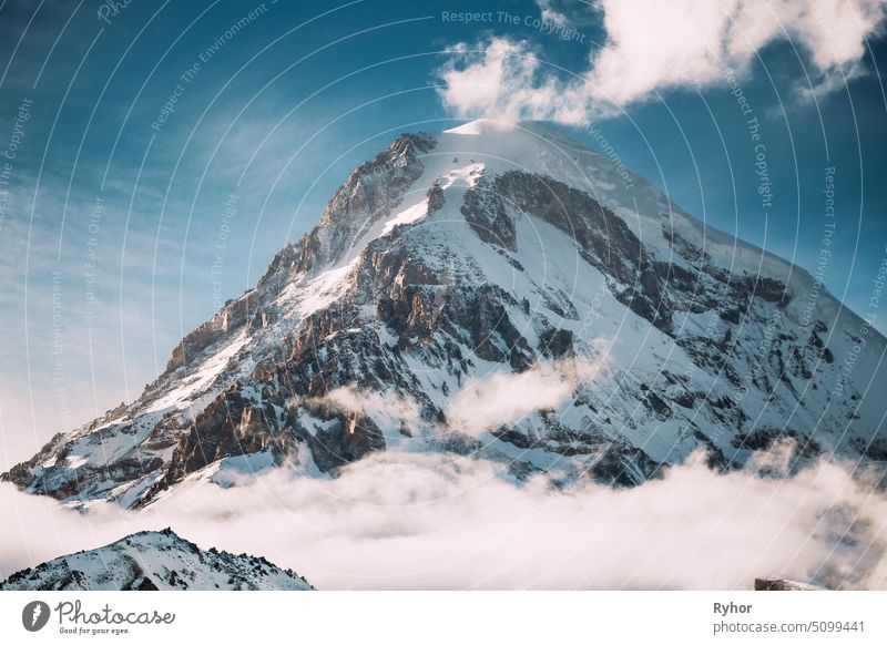 Georgien. Peak of Mount Kazbek mit Schnee bedeckt. Kazbek ist ein Stratovulkan und einer der wichtigsten Berge des Kaukasus. Schöne georgische Natur Landschaft im frühen Winter.