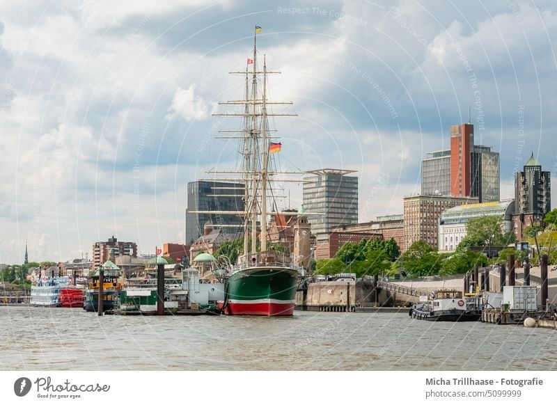Hamburg Hafen und Skyline Landungsbrücken Schiffe Boote Hafenstadt Stadt Hamburger Hafen Schifffahrt Elbe Tourismus Touristen reisen Städtereise maritim Wasser