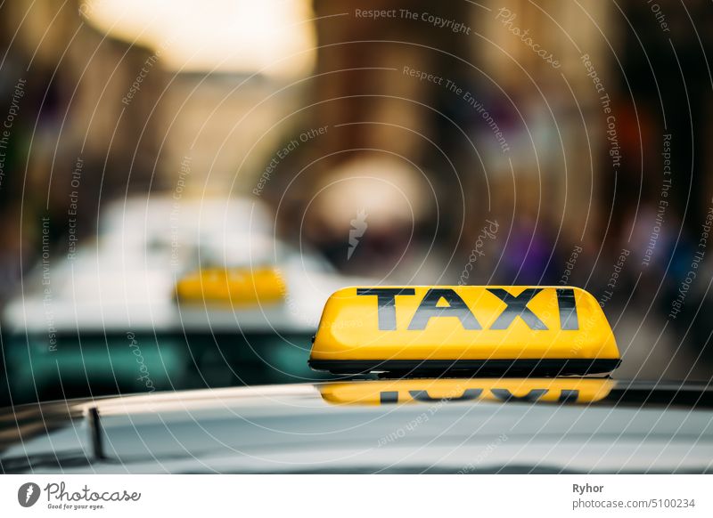 Taxischild auf dem Dach des Autos Logo Transport Verkehr Stadt niemand Textfreiraum Straße Kabine Großstadt Titel Konzept Fahrzeug gelb Öffentlich im Freien