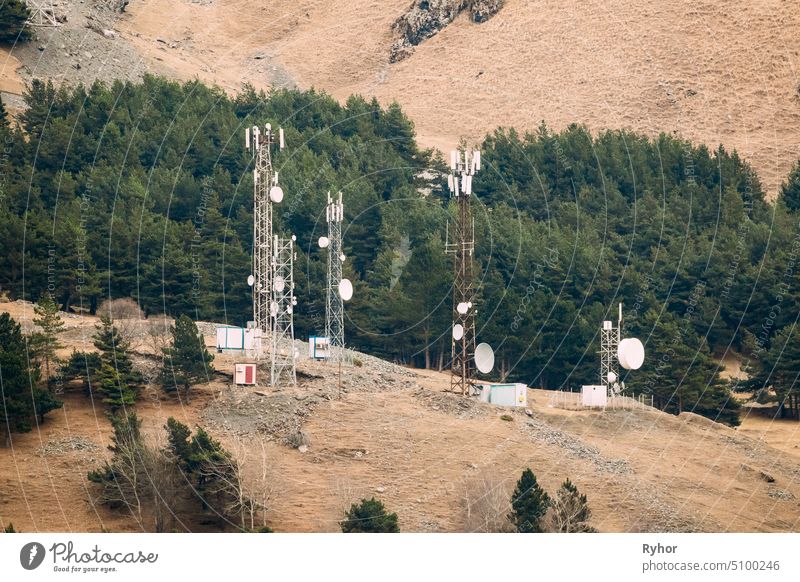 Batumi, Adscharien, Georgien. Telekommunikation Handy-Turm mit Antennen auf dem Berg. Landschaft Mitteilung digital elektronisch industriell Berge u. Gebirge