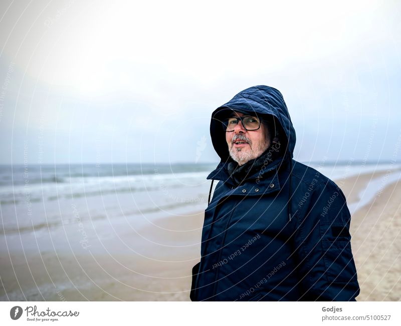 Portrait eines älteren Mannes in Winterjacke am Meer älterer Erwachsener Strand Ostsee ostseeküste Küste Ferien & Urlaub & Reisen Wasser Tourismus Erholung