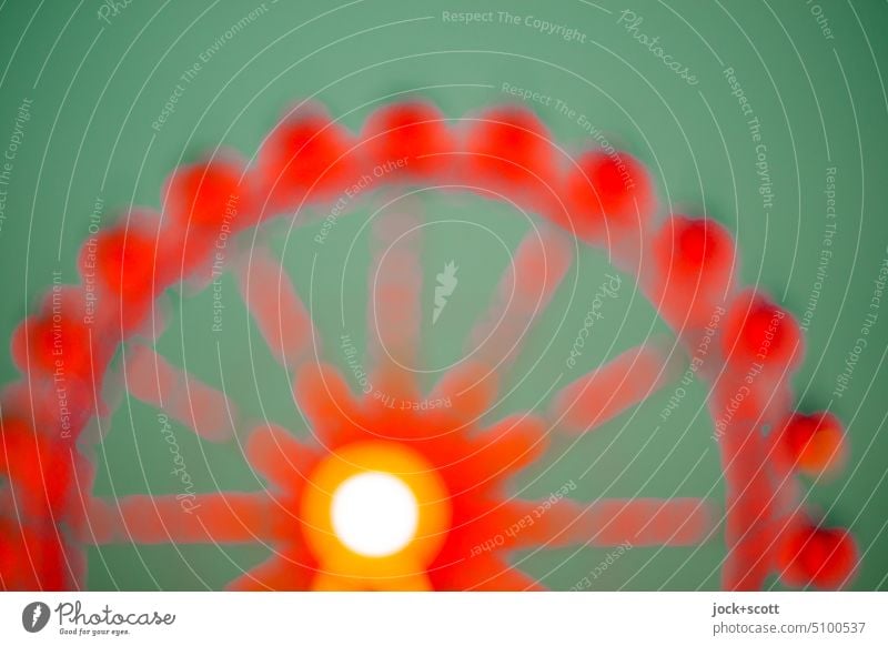 Es dreht sich ein großes Rad in grün und rot Riesenrad Himmel Fahrgeschäfte kreisrund Lichterscheinung Design Strukturen & Formen Silhouette Experiment