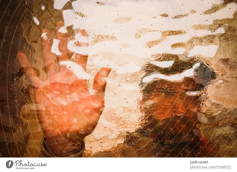 Hand und Mann hinter einer Glasscheibe Mensch Gesicht Identität Unschärfe durchsichtig Hintergrund Porträt hinter Glas verschwommen Silhouette Deformation