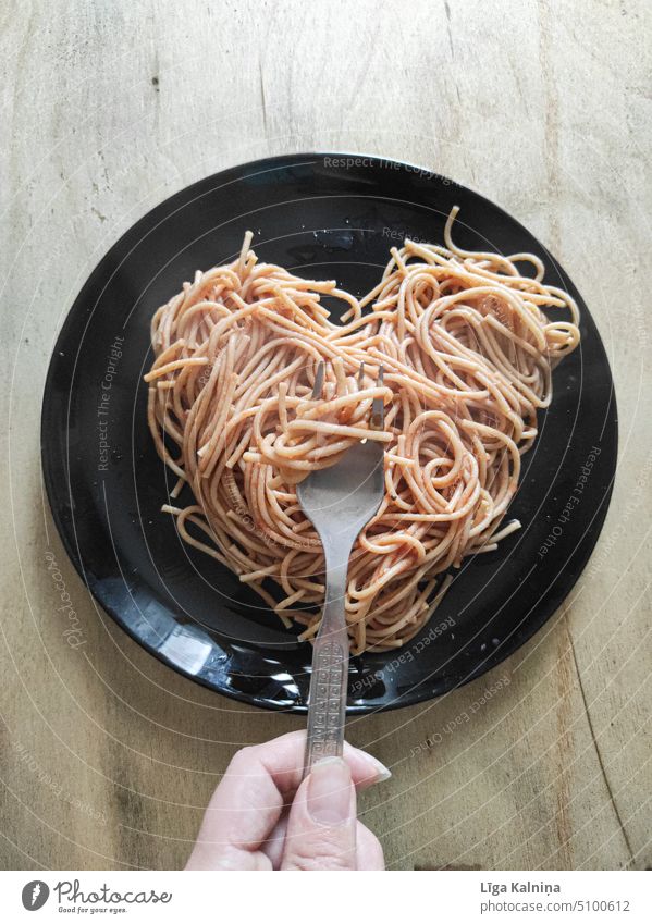 Spaghetti Spagettiträger Nudeln Ernährung Nahaufnahme Italienische Küche Lebensmittel Essen zubereiten Teller Spätzle Mahlzeit traditionell Mittagessen