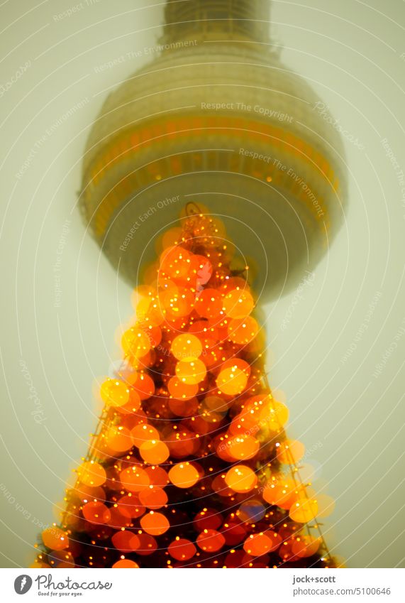 Weihnachtsbaum trifft Fernsehturm Berliner Fernsehturm Sehenswürdigkeit Winter mehrfachbelichtung defokussiert Unschärfe Hauptstadt Wahrzeichen Feste & Feiern