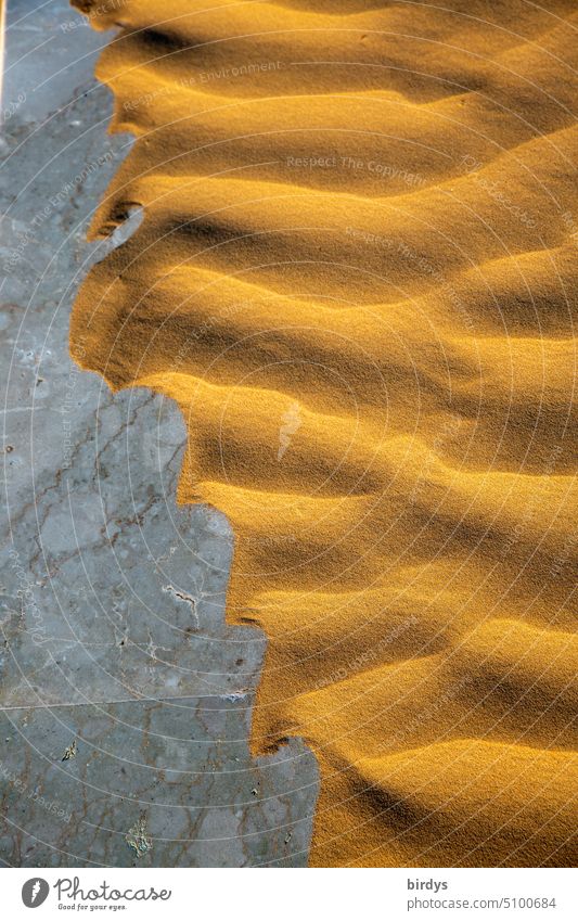 Angewehter Sand an einem Steinboden.Surreal, Buchcover wellenförmig Muster Strukturen & Formen Verwehung surreal Linie Marmorboden abstrakt Hintergrundbild