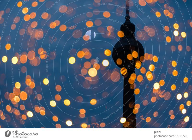 Berliner Fernsehturm mit Weihnachtsgefunkel Mitte Alex Alexanderplatz Hauptstadt Wahrzeichen Sehenswürdigkeit Beleuchtung leuchten Phantasie abstrakt Illusion