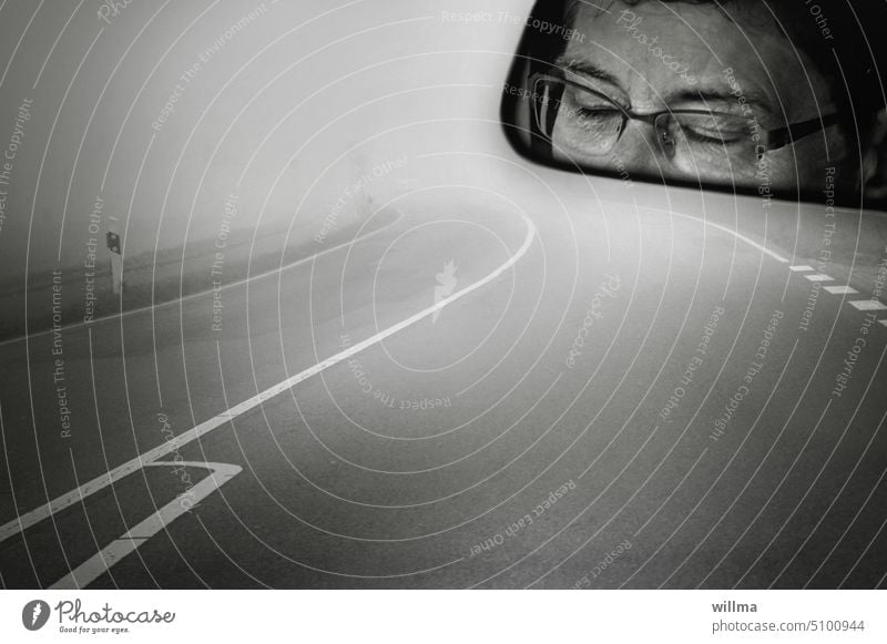 Sleep on the trunk road Sekundenschlaf Autofahren Auto fahren Müdigkeit einschlafen Augen zu Straße neblig Nebel Nebelfahrt Rückspiegel Mensch Person Brille