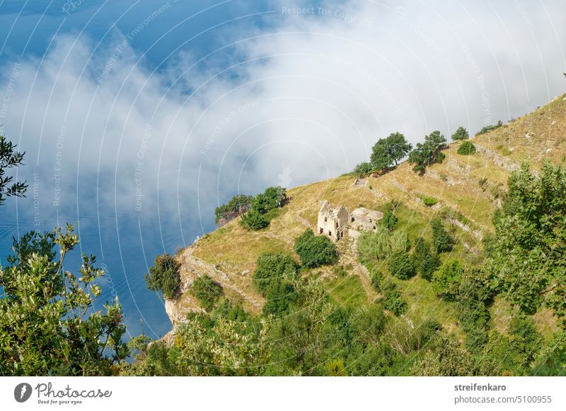 Pfad der Götter -Blick von oben auf eine Steinhütte und den Golf von Neapel in Nebel und Sonnenschein Sentiero degli dei Natur Landschaft Wege & Pfade Küste