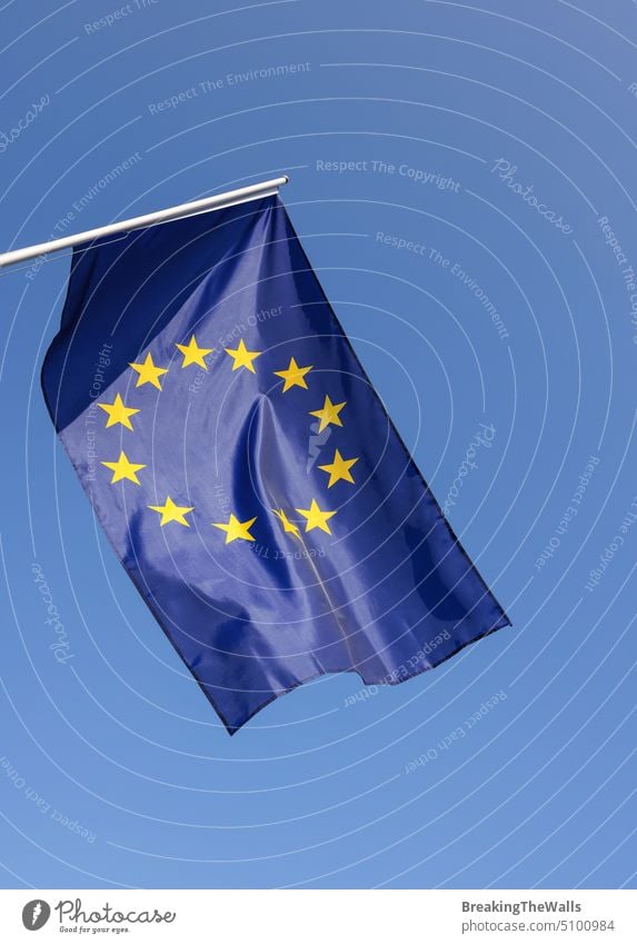 Europäische Union EU-Flagge am Fahnenmast Europäer Europa blau Himmel übersichtlich hängen winken erhängen nach unten Wind Windstille Flagstaff winkend Fliege