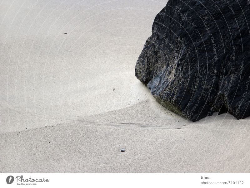 entspannter Fels in seichter Brandung Sand Strand Wasser Felsen dunkel Materie Elemente Natur Landschaft hart weich fein flüssig Aggregatzustände Schaum salzig
