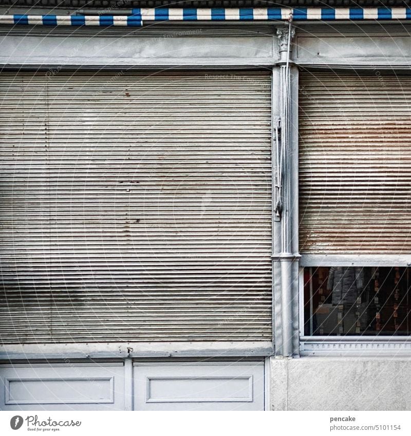 verschleiert | schotten dicht alt geschlossen Rolladen Schaufenster Geschäft altehrwürdig Gebäude Haus historisch urban verschlossen blickdicht zu retro Stadt