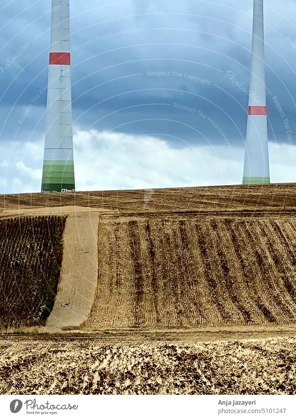 Wetterau: Säulen von Windkraftanlagen zwischen Wolkenhimmel und winterlichem Ackerland Winter Hohe Straße bei Wachenbuchen