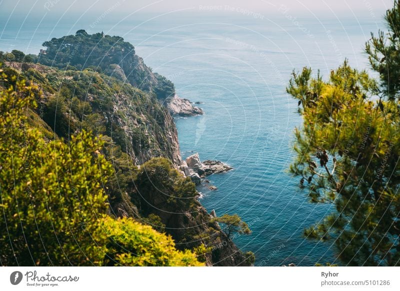 Tossa De Mar, Girona, Spanien. Balearisches Meer. Frühling spanische Natur mit Sommer felsige Landschaft und Meereslandschaft Felsen im Freien Berge u. Gebirge