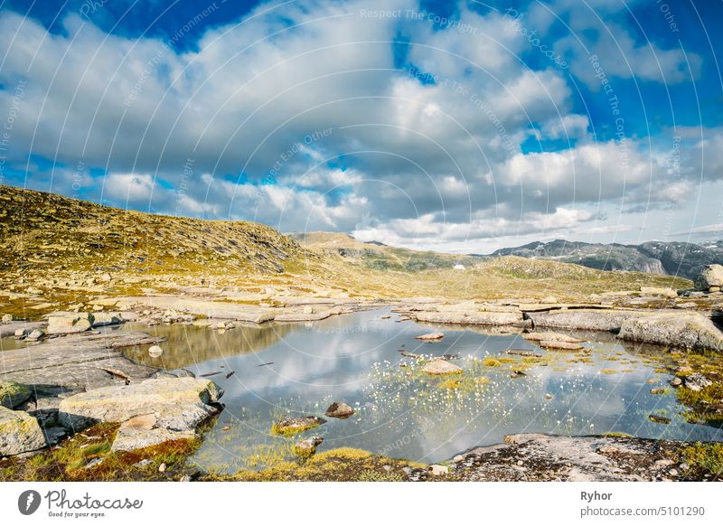 Berge Landschaft mit blauem Himmel in Norwegen. Reisen in Skandinavien. Blauer Himmel Szene sonnig hoch vorbei Natur Ansicht erstaunlich Berge u. Gebirge