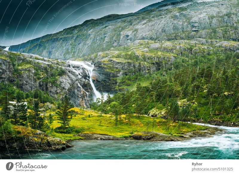 Südfjord, Norwegen. Riesiger Wasserfall im Tal der Wasserfälle. Husedalen Wasserfälle waren eine Reihe von vier riesigen Wasserfällen in Südfjord national hoch
