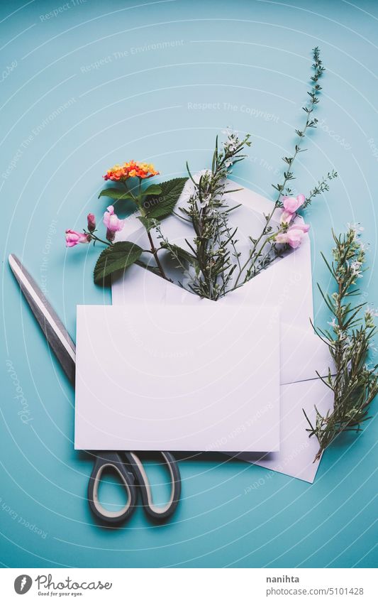 Floral Hochzeit natürlichen Mockup mit einem weißen Umschlag mit Blumen gefüllt Attrappe geblümt Hintergrund Kuvert flache Verlegung Gartenarbeit blanko blau