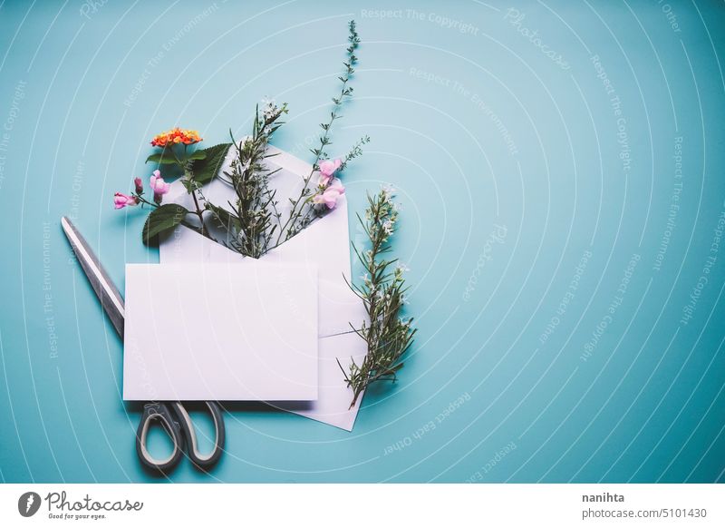 Floral Hochzeit natürlichen Mockup mit einem weißen Umschlag mit Blumen gefüllt Attrappe geblümt Hintergrund Kuvert flache Verlegung Gartenarbeit blanko blau
