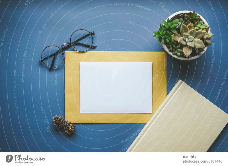 Professionelle Flachlegung mit einem Rahmen aus Papier in der Bildmitte Attrappe einfach Eleganz sehr wenige Hintergrund Büro Desktop Kuvert blanko Postkarte