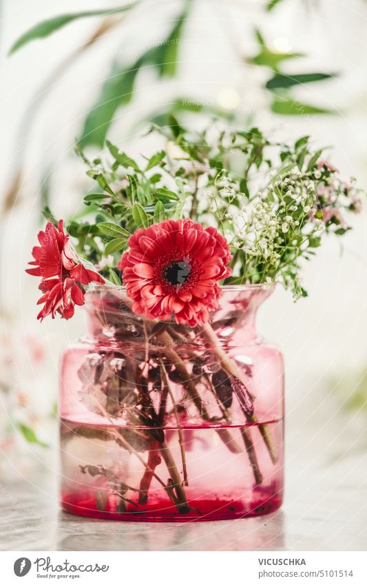 Blumenstrauß in roter Glasvase auf Tisch, Vorderansicht Haufen Vase heimwärts Eleganz Fenster Romantik Blütezeit Design geblümt Ordnung weiß