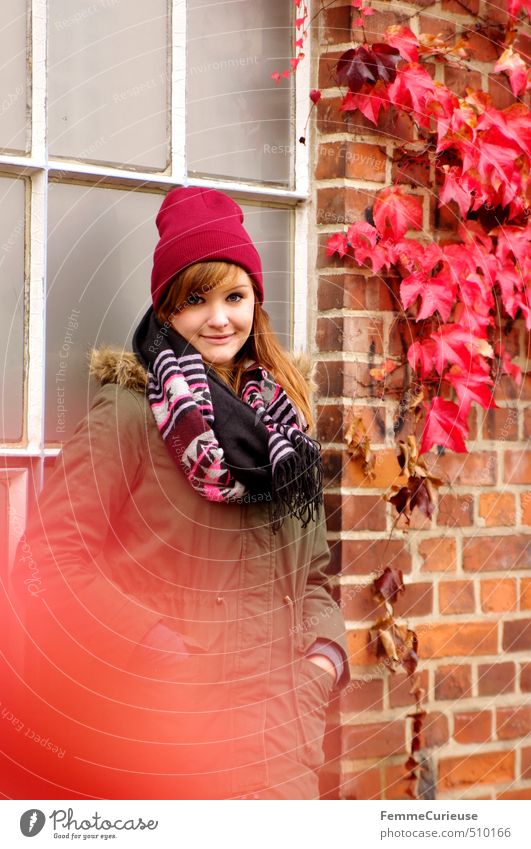 Roter Herbst (II). Stil feminin Junge Frau Jugendliche Erwachsene 1 Mensch 18-30 Jahre Natur Herbstlaub Farbe Efeu rot Backstein Wand Fassade Fenster anlehnen