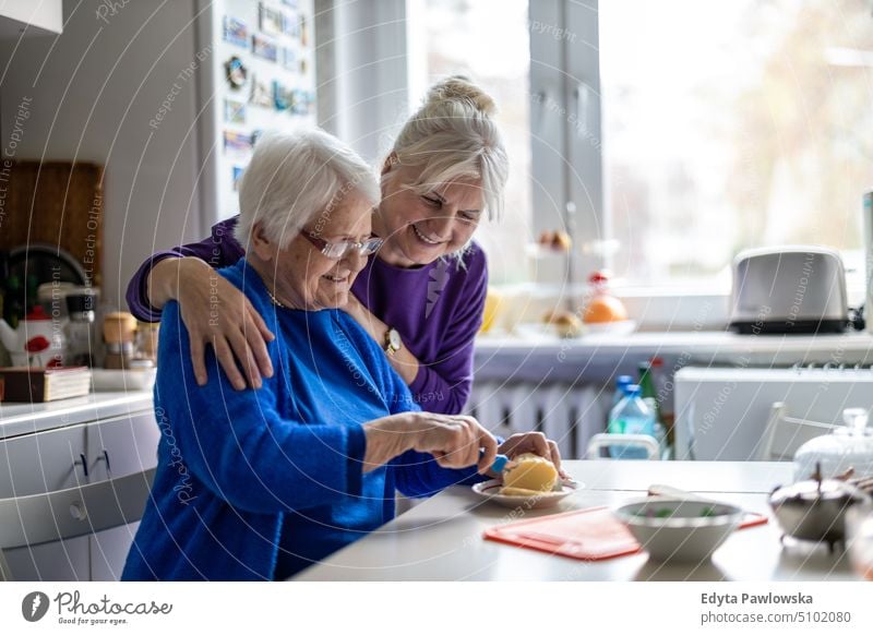 Frau verbringt Zeit mit ihrer älteren Mutter zu Hause Lächeln Glück genießend positiv Freude Menschen Senior reif heimwärts alt Alterung häusliches Leben