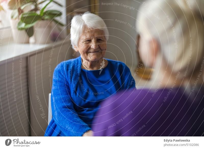 Frau verbringt Zeit mit ihrer älteren Mutter zu Hause Lächeln Glück genießend positiv Freude Menschen Senior reif heimwärts alt Alterung häusliches Leben