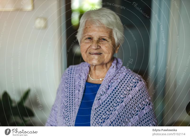 Porträt einer älteren Frau in ihrer Wohnung Lächeln Glück genießend positiv Freude Menschen Senior reif heimwärts Haus alt Alterung häusliches Leben Großmutter