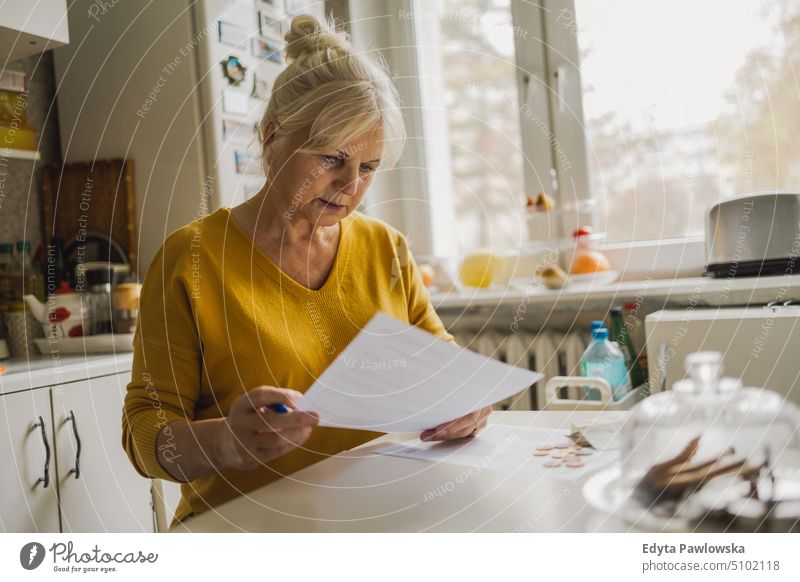 Ältere Frau beim Ausfüllen des Jahresabschlusses Menschen Senior reif älter heimwärts Haus alt Alterung häusliches Leben Großmutter Rentnerin