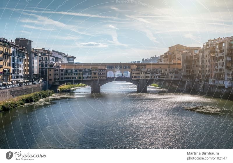 Der Ponte Vecchio über dem Fluss Arno, Florenz Italien Landschaft brennen reisen Brücke Wasser historisch berühmt Architektur Europa Wahrzeichen toskana Gebäude