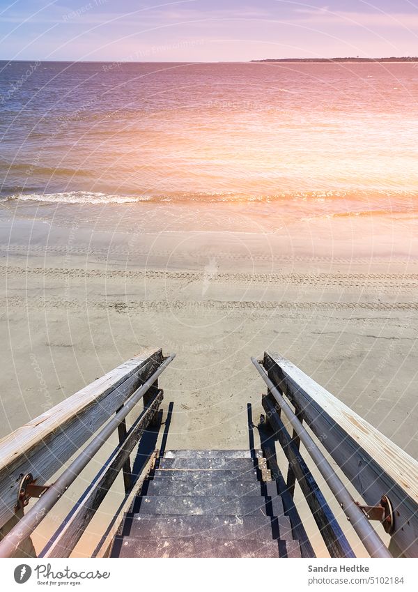 Treppe zum Meer Ozean holztreppe Farbfoto Menschenleer menschenleerer Strand Sonnenlicht Wärme Außenaufnahme Küste Küstenlinie Wasser Natur Tourismus Sand