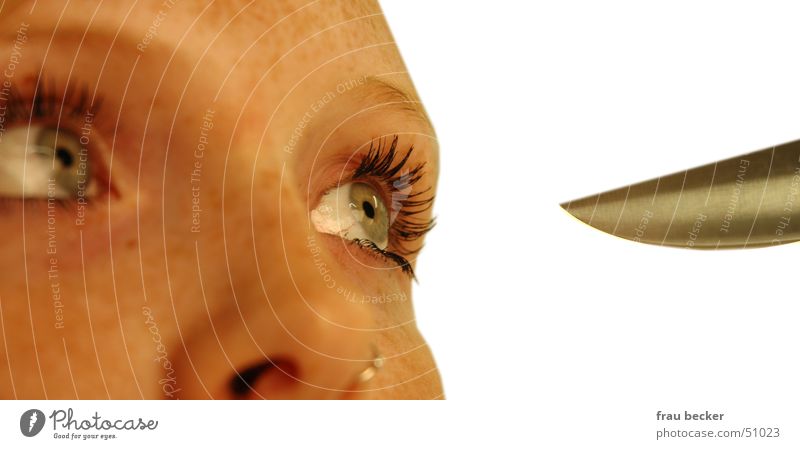 scharf geschnitten Wimpern Frau Pupille stechen Messer Spitze Auge Gesicht Detailaufnahme Nase Blick Schmerz Scharfer Gegenstand