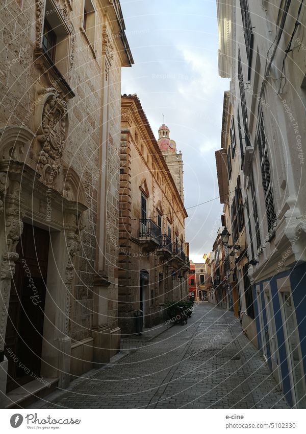 Menschenleere Straße in der Alstadt von Ciutadella de Menorca Balearen Insel Spanien Ferien & Urlaub & Reisen Tourismus Altstadt historisch Europa ciutadella