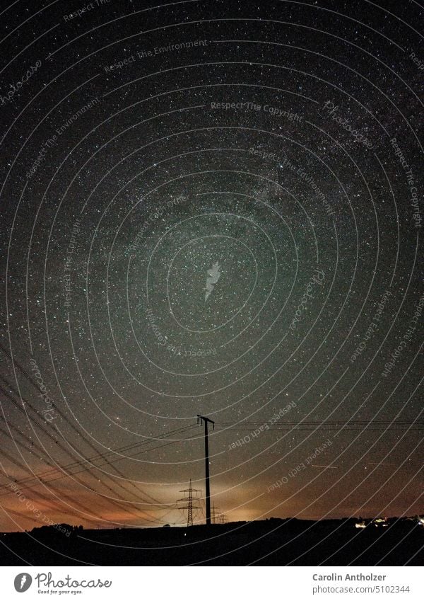Milchstraße über Strommasten Milchstrasse Stern Nacht Nachthimmel Elektrizität Weltall Galaxie Landschaft Feld