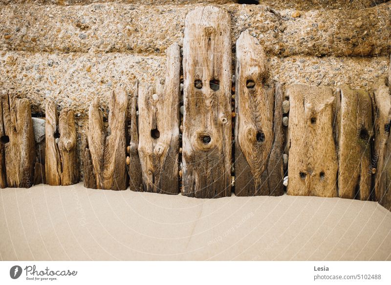Hölzerne Bretter Holzbeschaffenheit Holzbrett Holzdetails hölzern Holzkonstruktion Sandstrand sandig Sandiger Strand, texturiert nach dem Sturm Seestrand