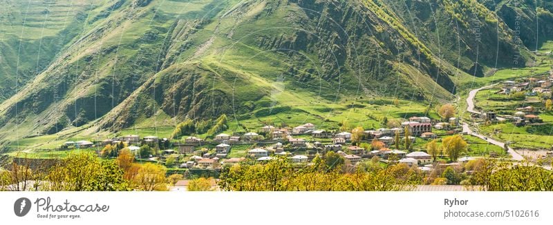 Das Dorf Stepantsminda im Bezirk Kazbegi, Region Mtskheta-Mtianeti, Georgien. Frühling oder Sommer Saison gergeti Mzcheta-Mtianeti Region Mzcheta-Mtianeti