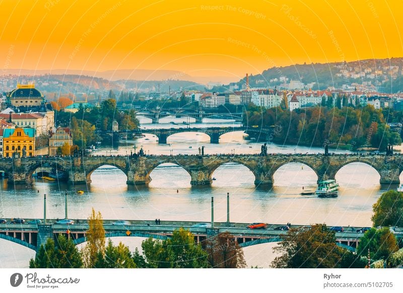 Prag, Tschechische Republik. Abend Stadtbild in Sonnenuntergang Zeit. Manes Brücke, Karlsbrücke in Prag, Tschechische Republik Ansicht historisch praha