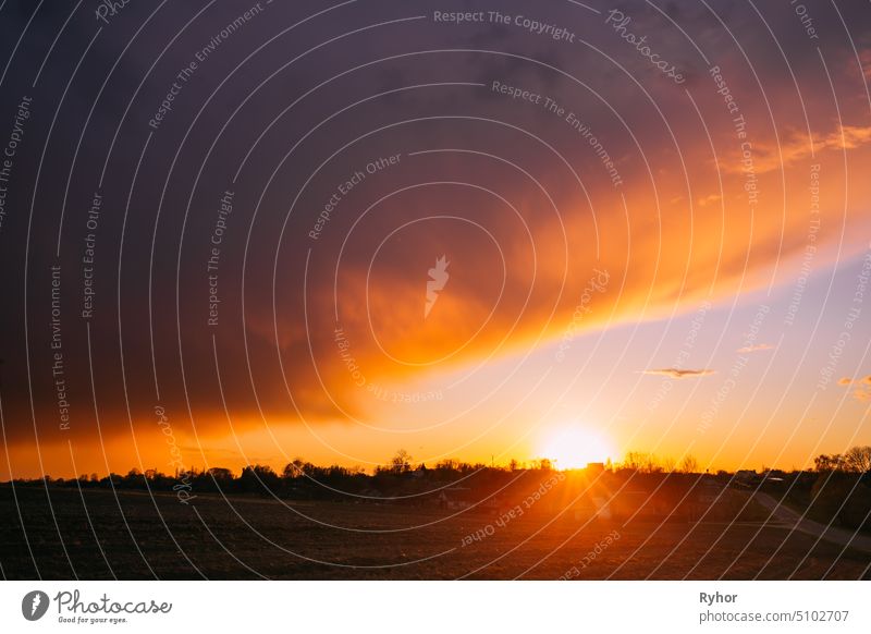 Frühling Sonnenuntergang Sonnenaufgang über weißrussischen Dorf in Osteuropa. Weißrussisches Haus im Dorf oder auf dem Lande von Weißrussland im Sommer sonnigen Abend