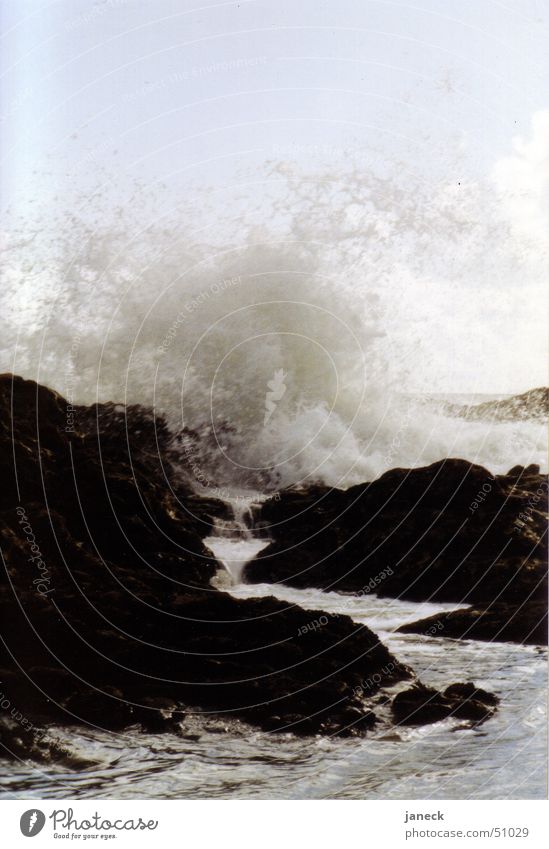 Brandung in Porto, Portugal Meer Atlantik schwarz Wasser Felsen Stein water sea waves stones atlantic ocean