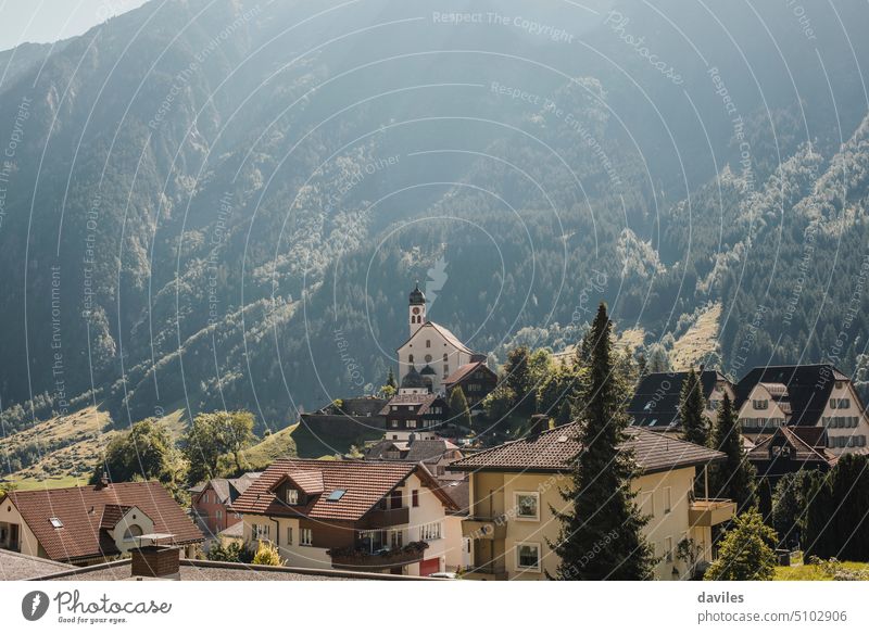 Schöne Aussicht auf das Dorf Wassen im Kanton Uri in den Schweizer Alpen. alpin Architektur atemberaubend Gebäude Kapelle Kirche Europa Europäer Feld gadmen
