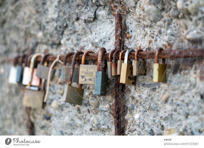 Liebesschlösser auf Eisenstange an der alten Wand Sympathie Liebesgruß Symbole & Metaphern Sicherheitsschloss Partnerschaft Liebeserklärung Kitsch