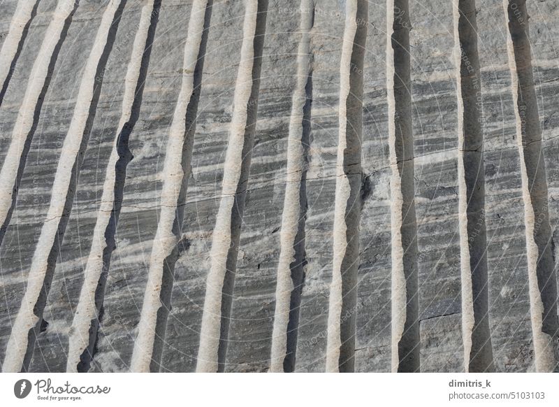 unbearbeiteter Marmorhintergrund mit Extraktionsschnitten Murmel Kürzungen Linien Hintergrund Textur Stein Felsen Mineral metamorph Nahaufnahme abstrakt