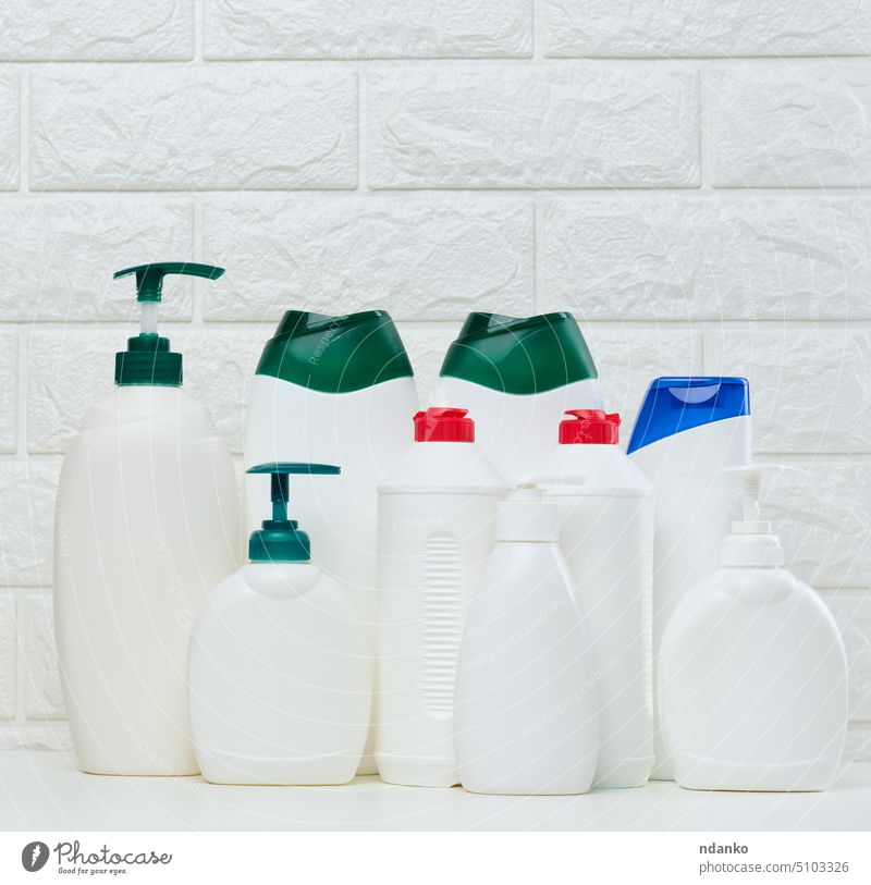 Leere weiße Plastikflaschen für Kosmetika und andere flüssige Substanzen auf weißem Hintergrund. Flasche Marke Pflege Paket Kunststoff Produkt Pumpe Spülmittel