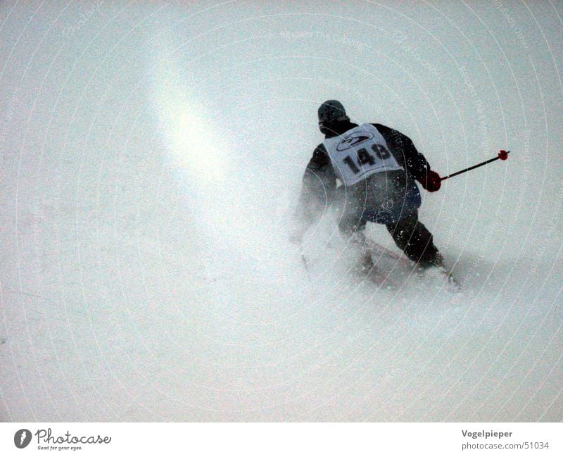 Blindflug Freizeit & Hobby Winter Schnee Winterurlaub Sportveranstaltung Erfolg schlechtes Wetter Nebel Skipiste Ziffern & Zahlen Schilder & Markierungen
