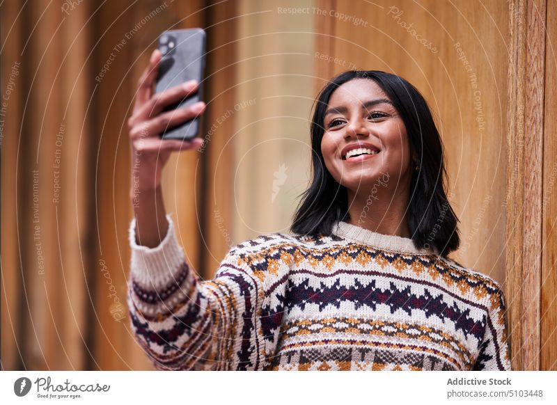 Fröhliche schwarze Frau macht Selfie Lächeln fettarm Wand Smartphone Stil Pullover Glück soziale Netzwerke jung ethnisch positiv Funktelefon Gedächtnis froh