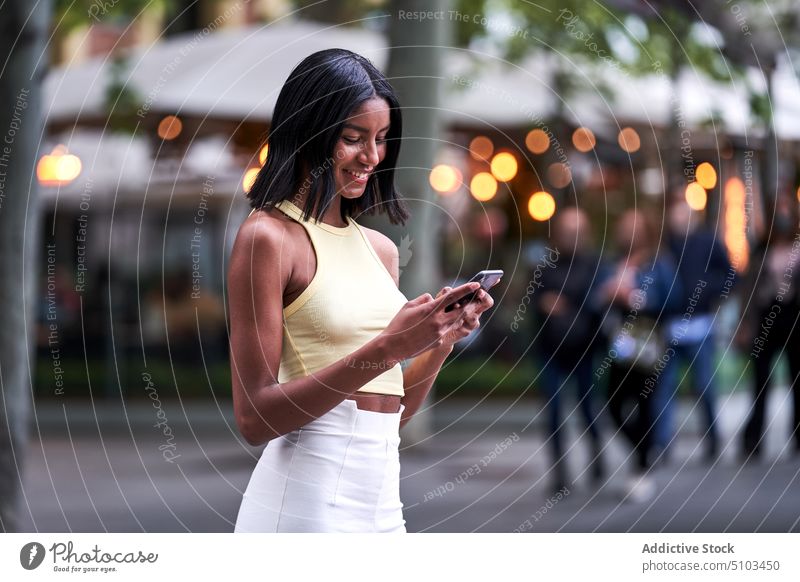 Schwarze Frau benutzt Mobiltelefon im Park Smartphone benutzend Texten Sommer Wochenende soziale Netzwerke Stil Süchtige jung schwarz ethnisch Browsen Apparatur