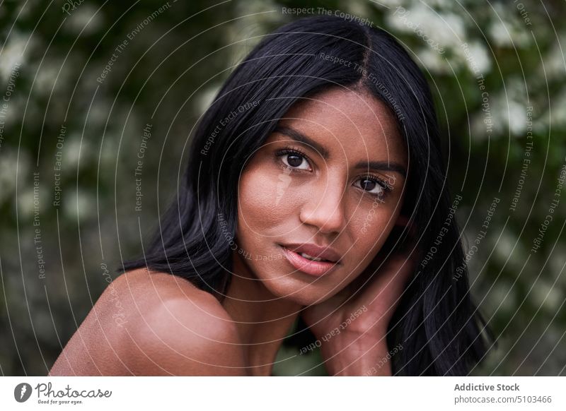 Freundliche schwarze Frau schaut in die Kamera Lächeln Park freundlich üppig (Wuchs) Laubwerk Glück Sommer Wochenende Porträt jung ethnisch froh