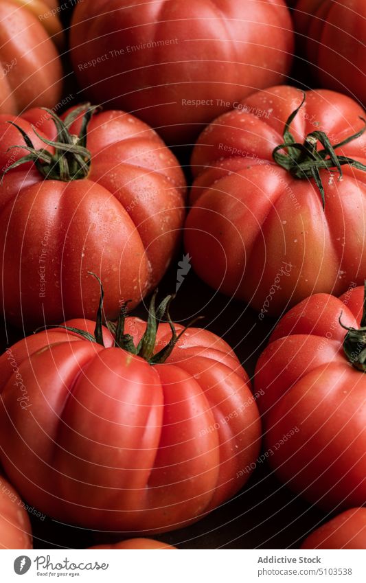 Reife rote Tomaten Ast groß Karton Kasten roh Hintergrund frisch Gemüse gesunde Ernährung Vegetarier viele lecker Lebensmittel appetitlich ungekocht nähren
