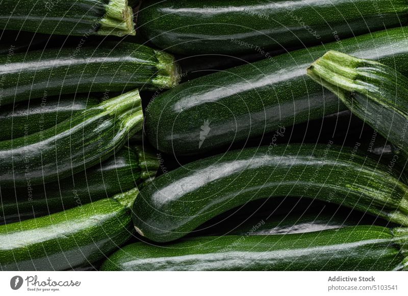 Nahaufnahme einer reifen grünen Zucchini Gemüse Squash roh frisch Lebensmittel ungekocht lang Bestandteil Veganer Gesundheit Mahlzeit organisch Stapel Vitamin